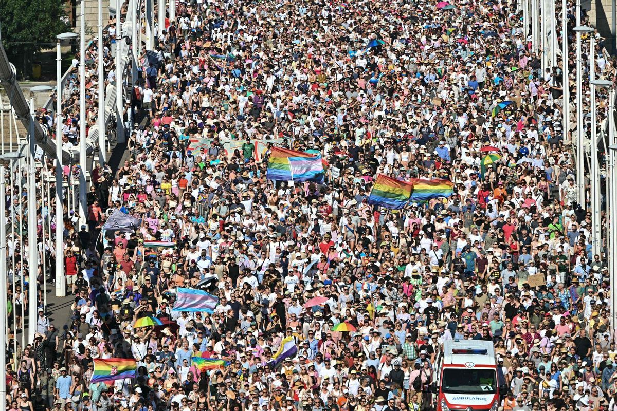 Personas participan en el desfile del Orgullo de Budapest en el centro de Budapest el 28 de junio de 2025. El ayuntamiento de la capital organizó esta marcha de la comunidad LGBTQ+ para celebrar la libertad, con el fin de eludir una ley que permite a la policía prohibir las marchas LGBTQ+. El primer ministro húngaro anunció que la policía no dispersaría la marcha del Orgullo de Budapest del sábado a pesar de la prohibición, pero advirtió a los asistentes y organizadores sobre las consecuencias legales. Su coalición gobernante modificó las leyes y la constitución a principios de este año para prohibir la celebración anual, dando continuidad a su represión, ampliamente condenada y de años de duración, de los derechos LGBTQ+ en nombre de la protección infantil. (Foto de Attila KISBENEDEK / AFP)
