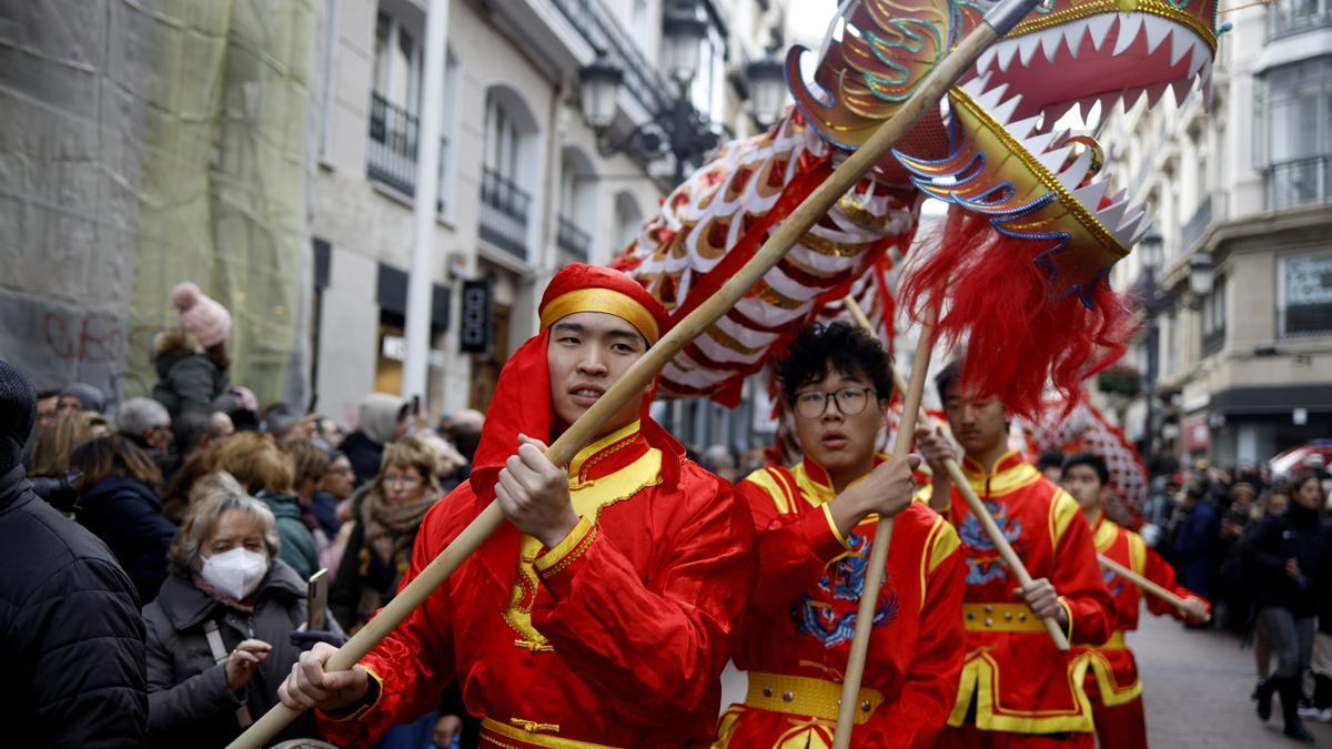 La comunidad china de Zaragoza llena de color el centro para saludar al Año del conejo