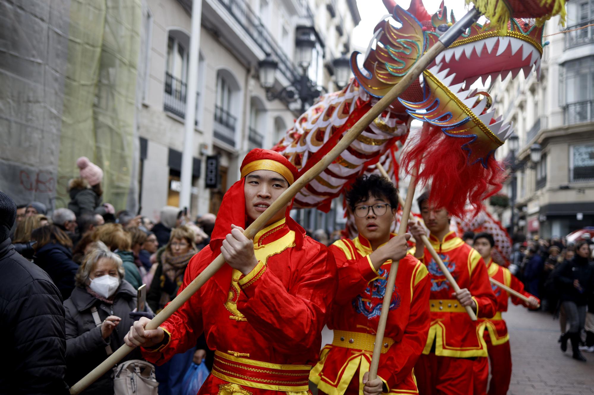 La comunidad china de Zaragoza llena de color el centro para saludar al Año del conejo