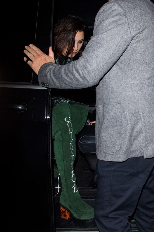 El look de Bella Hadid con botas verdes de Maria Ke Fisherman