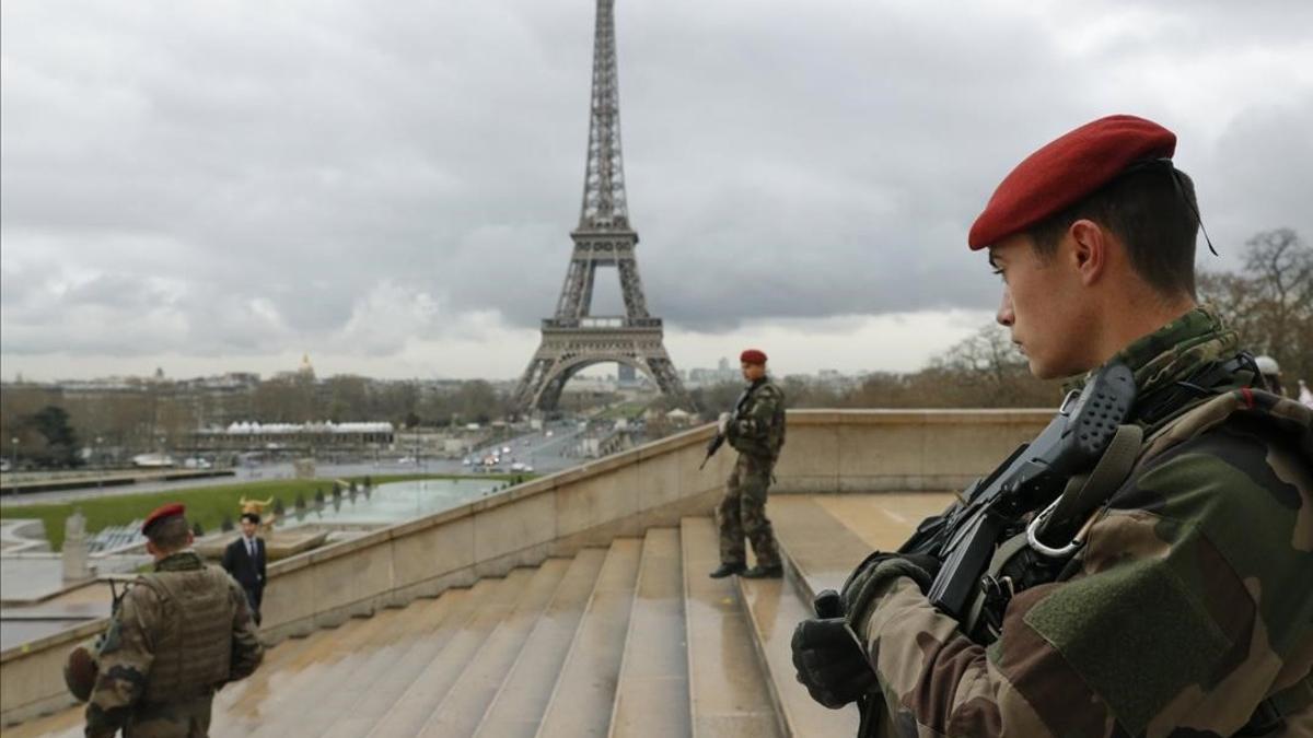 Soldados franceses patrullan por los alrededores de la Torre Eiffel.