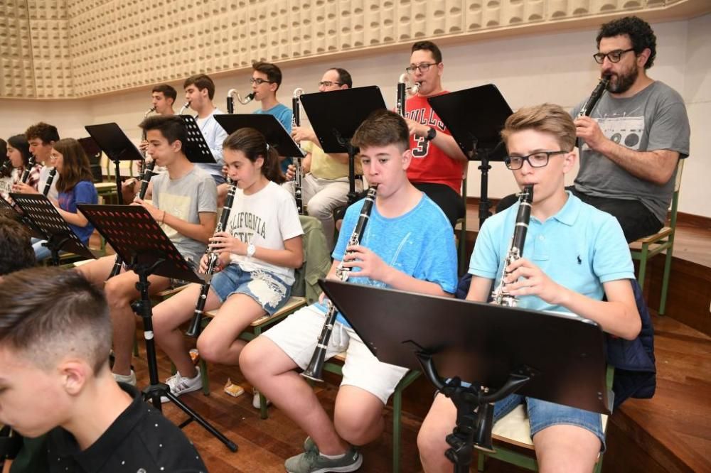 Los alumnos de la Escuela de Música y el Conservatorio Profesional se unen en la CoruClarinet Orquesta y sustituyen las partituras de Bach o Beethoven por temas de Queen, Led Zeppelin o Deep Purple.