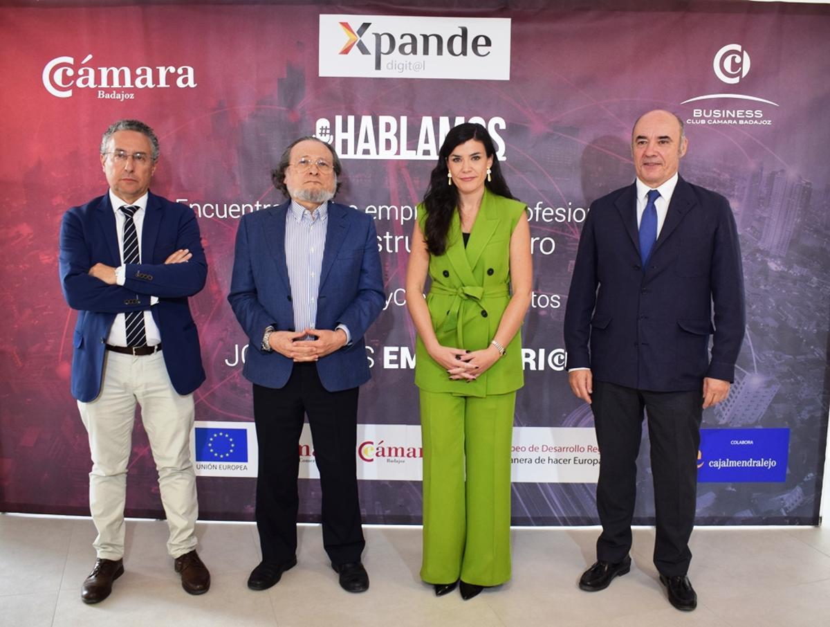 El director de El Periódico Extremadura, Antonio Cid de Rivera;  Santiago Niño Becerra, economista; la  subdirectora de la Unidad de Negocio de Cajalmendralejo, María del Carmen Palacios y Mariano García Sardiña, presidente de la Cámara de Comercio de Badajoz.