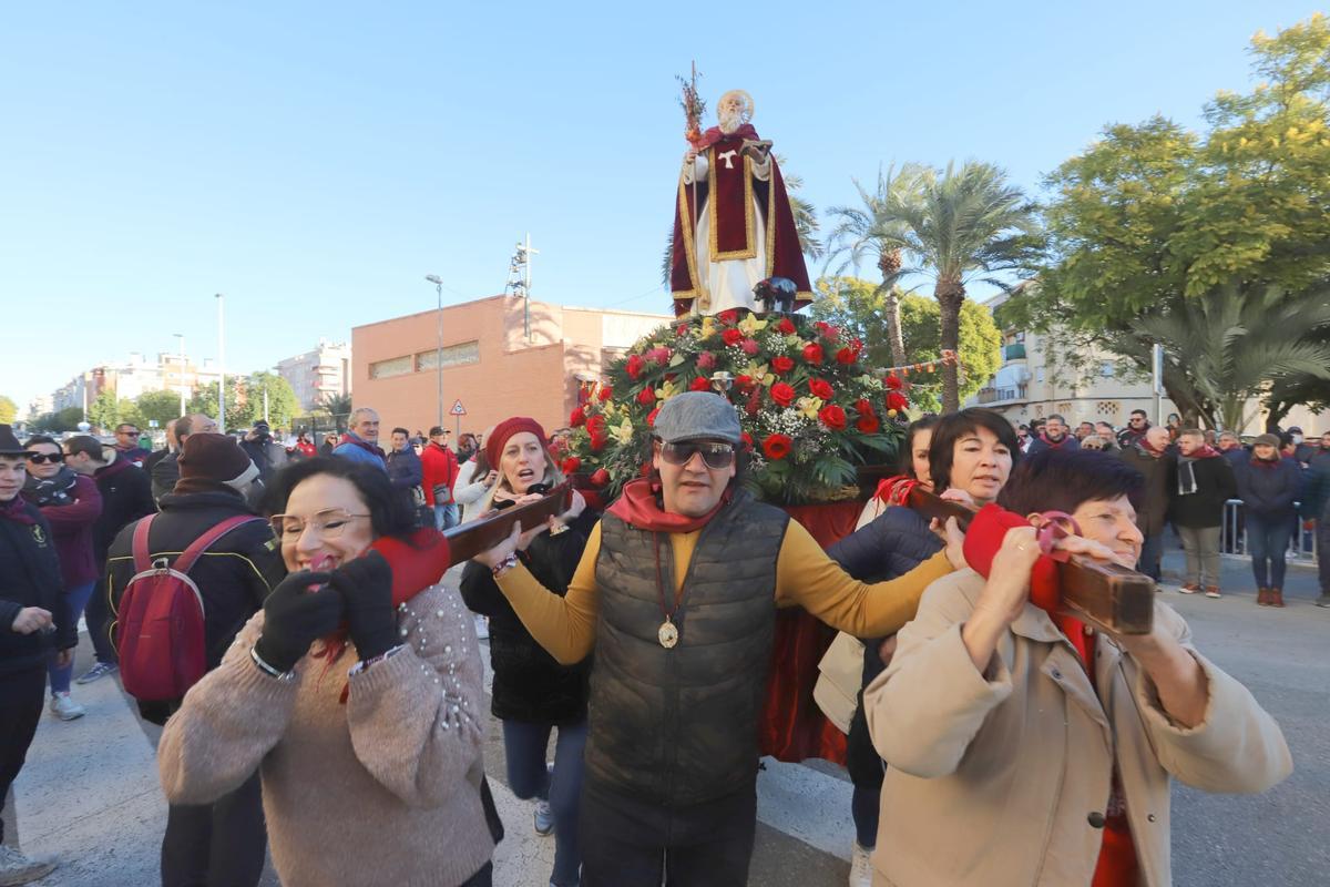 San Antón arropado por multitud de vecinos este domingo en Elche