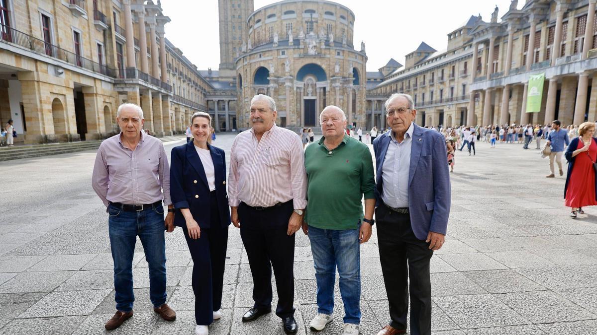 Por la izquierda,  Jesús Jiménez Díaz, secretario de la asociación; Nuria Vega Eguren, vocal; Manuel Nevares Vega, presidente; Jesús Acebal Montila, vocal; y  Javier García Fernández,vocal, ayer en la Laboral.