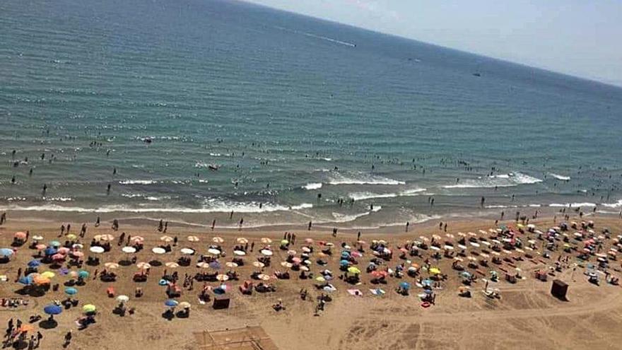 Imagen, a vista de dron, de la playa de Cullera en julio de 2020.