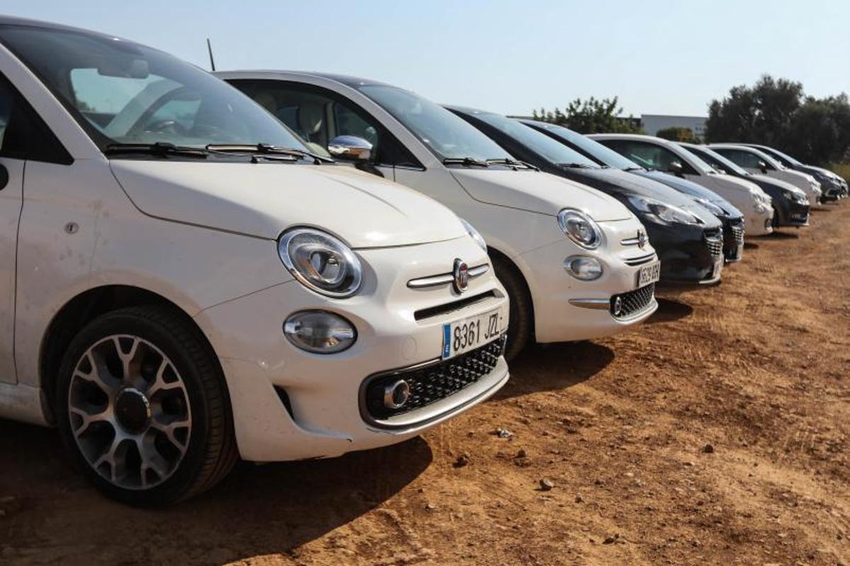 Coches de alquiler aparcados en un solar cercano al aeropuerto. | ZOWY VOETEN