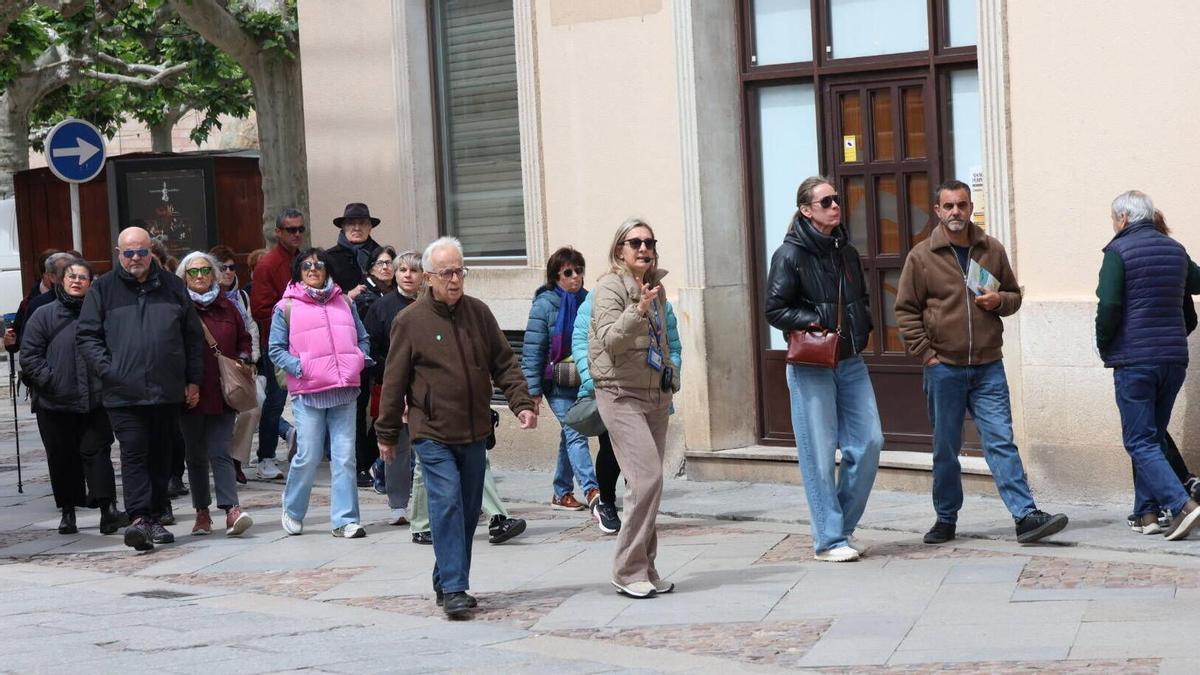 Un grupo de visitantes atiende a las explicaciones de la guía en la ciudad de Zamora.