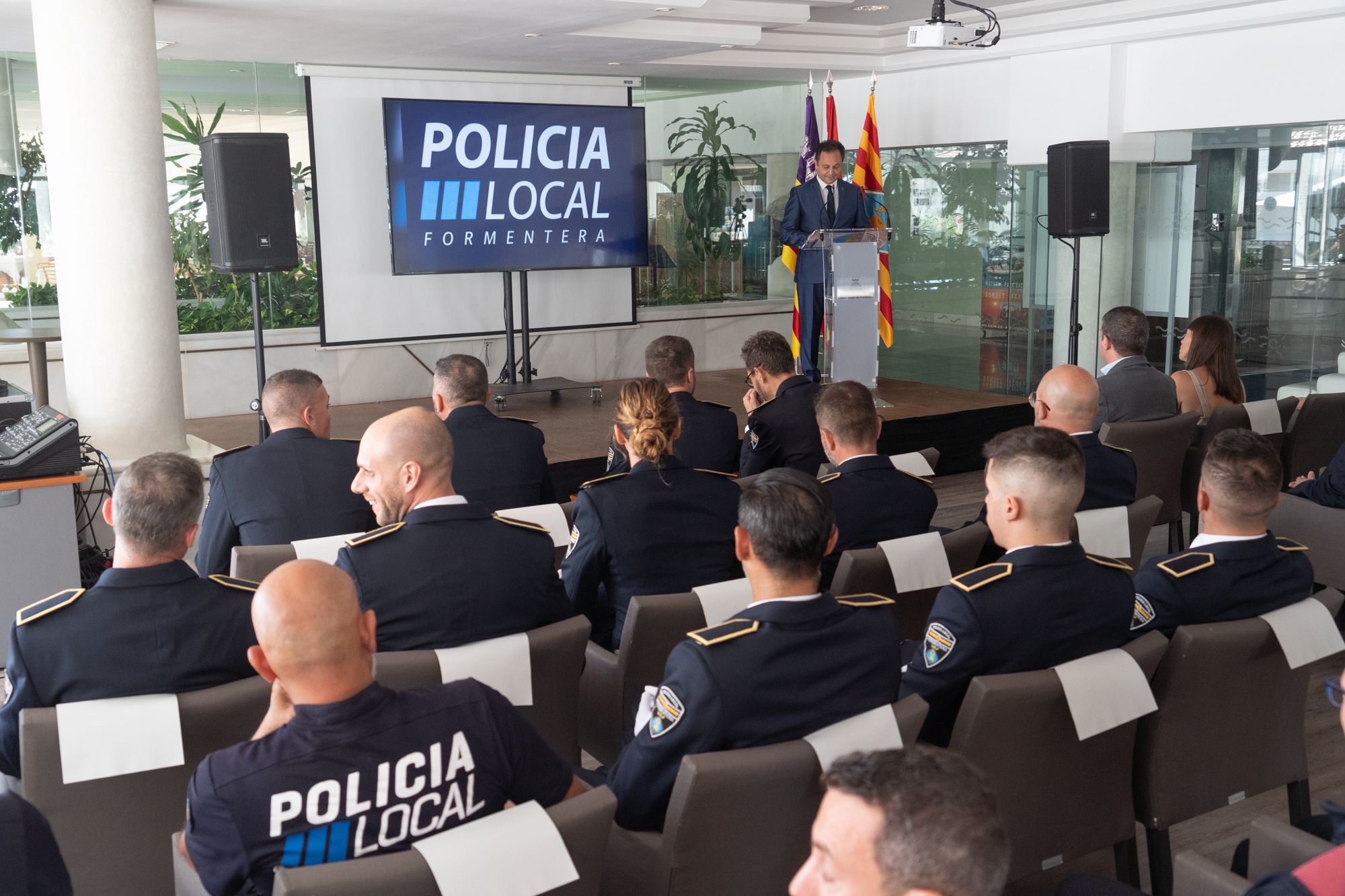 Así ha sido la entrega de medallas para premiar la labor de tres policías de Formentera