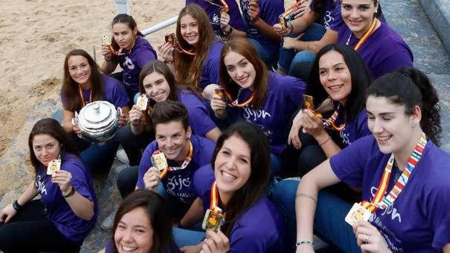 Plantilla del equipo gijonés con la Copa de la Reina.