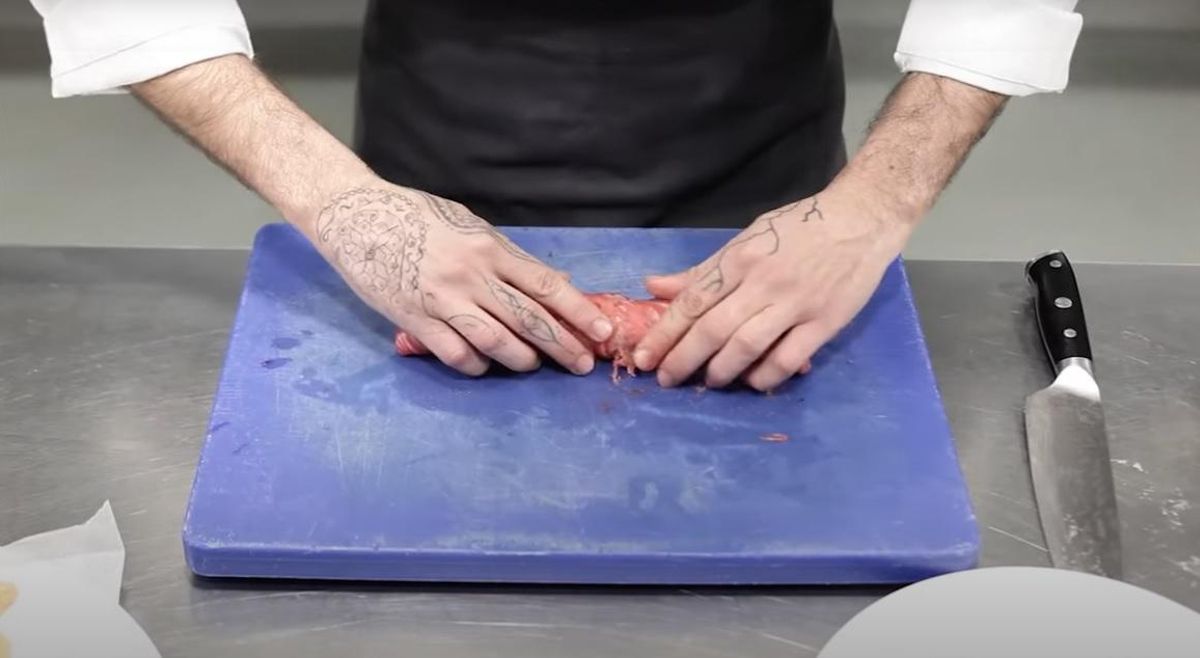 El montijano da forma al rollo de pescado relleno de langostinos.