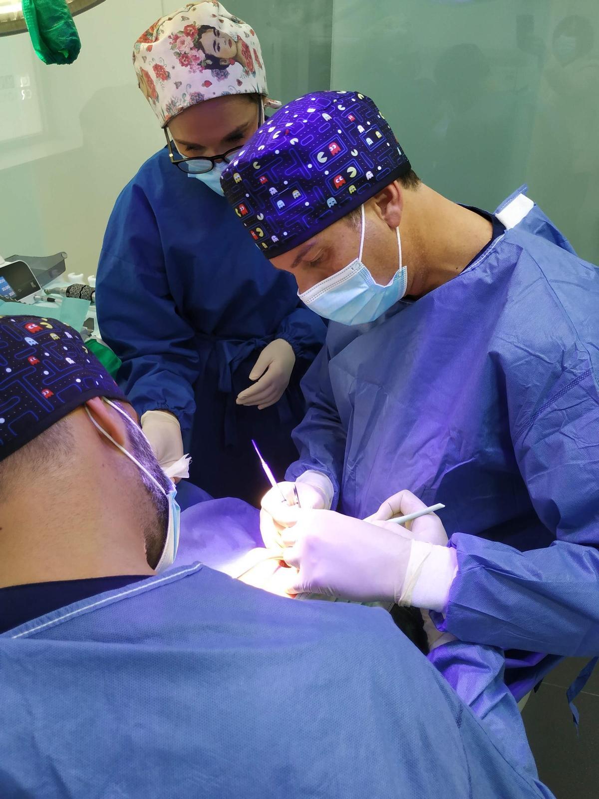 El éxito de los implantes depende de una planificación precisa, la experiencia del equipo médico y el uso de tecnología avanzada.