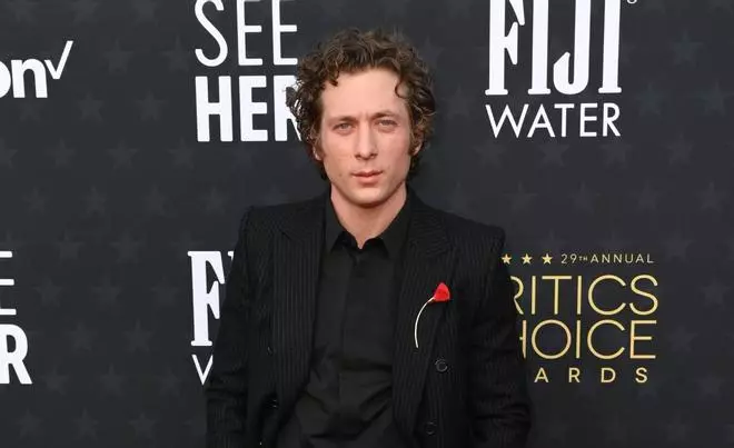Jeremy Allen White y el 'dardazo' a Rauw Alejandro en su aparición en los 'Critics Choice Awards'