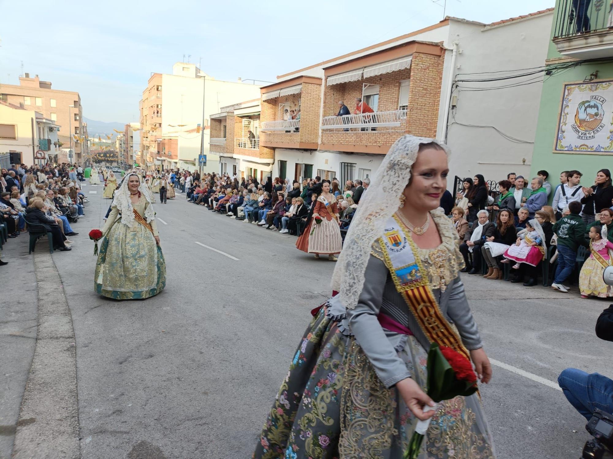 Las comisiones falleras de Bétera celebran su ofrenda