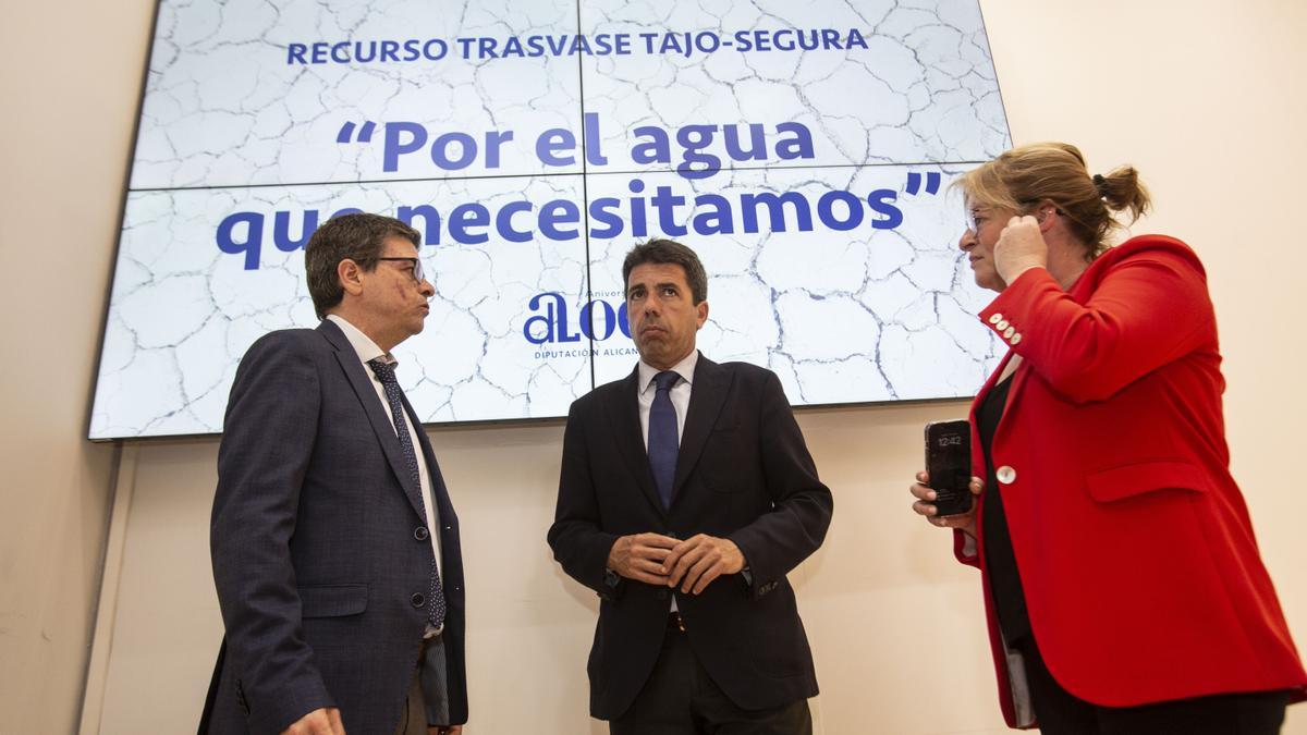 Carlos Mazón, en el centro de la imagen, el día que se presentó el recurso al trasvase cuando estaba al frente de la Diputación.