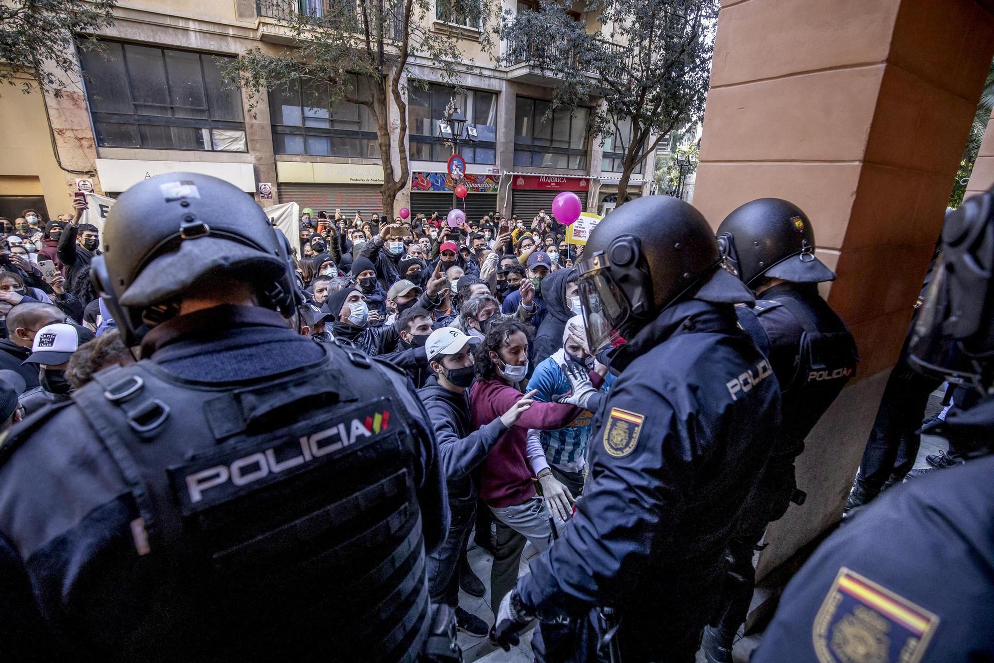 Un millar de restauradores cortan las Avenidas en su protesta ilegal por las restricciones