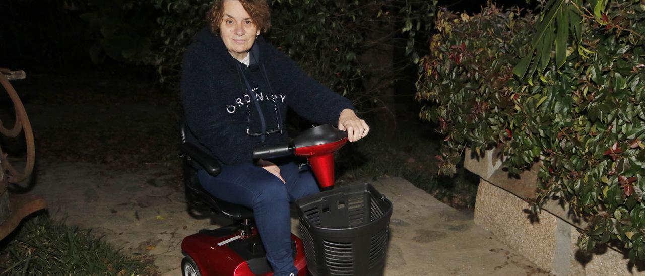 Ana Estévez, con la moto adaptada que le prestó la familia de la empresa Rosquillas Cristaleiro