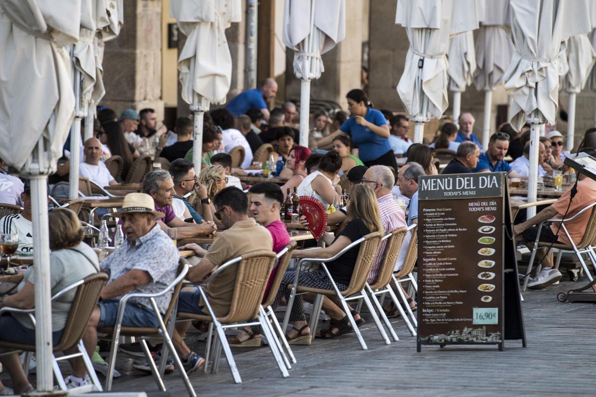 Las terrazas concentran gran parte de la actividad turística y hostelera en la ciudad monumental.