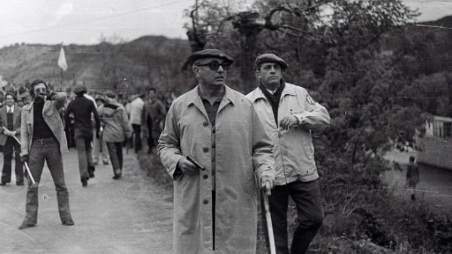 Los sucesos de Montejurra, en 1976. El conocido como &#039;hombre de la gabardina&#039; empuña una pistola. A la izda. de la foto, tapándose la boca, el neofascista italiano Augusto Cauchi, militante de Ordine Nuevo.