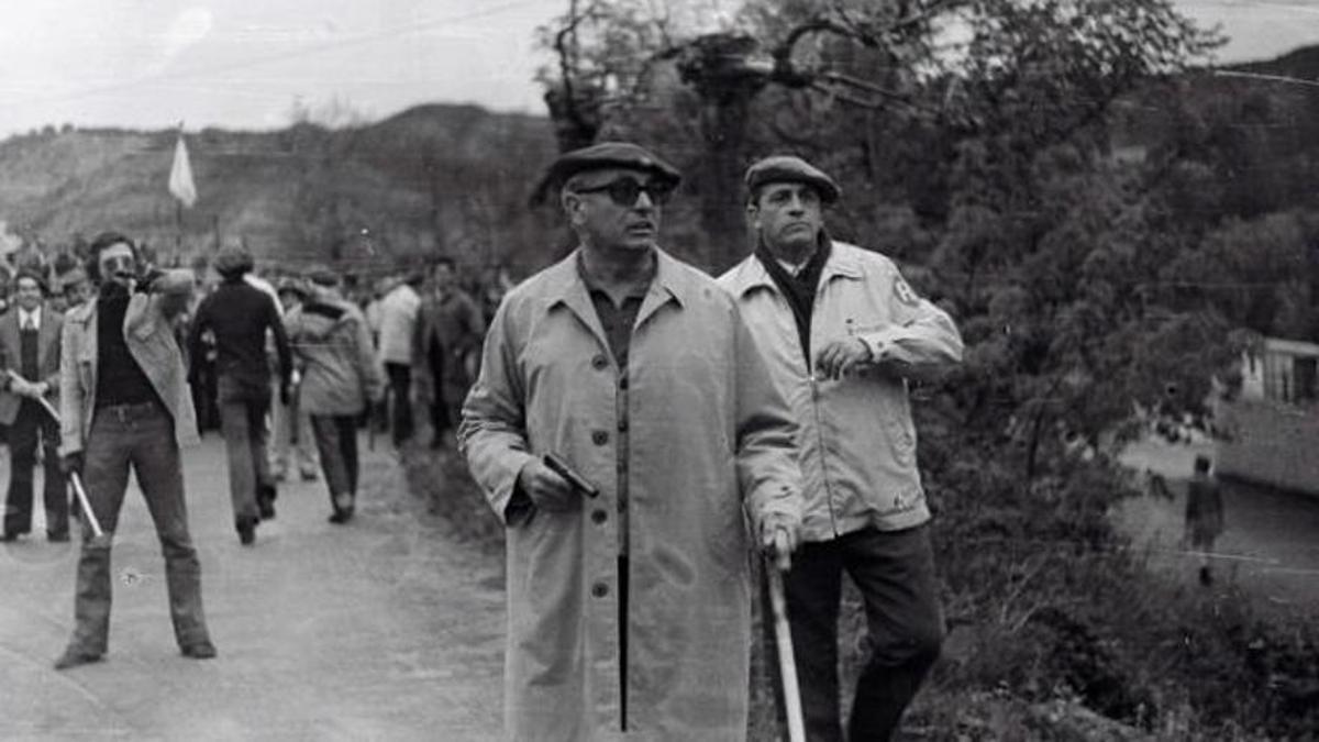 Los sucesos de Montejurra, en 1976. El conocido como 'hombre de la gabardina' empuña una pistola. A la izda. de la foto, tapándose la boca, el neofascista italiano Augusto Cauchi, militante de Ordine Nuevo.