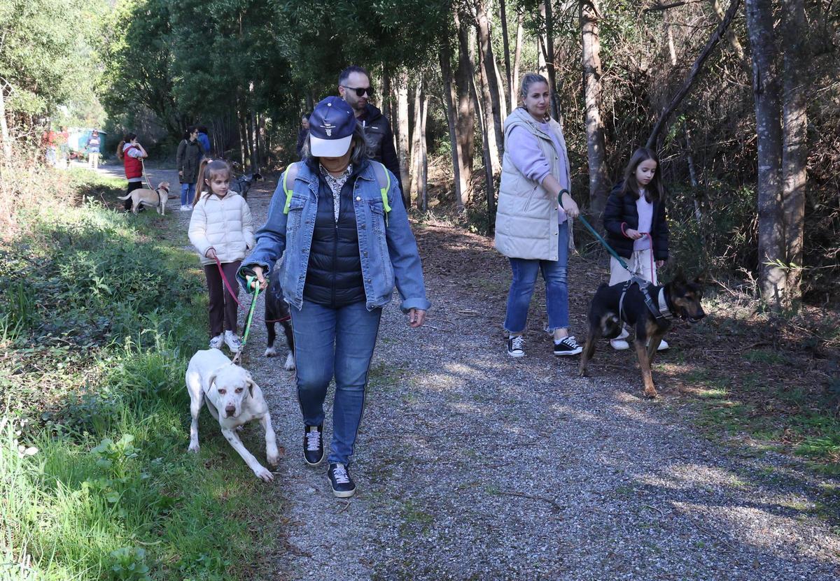 Un paseo por una buena causa: la protectora Os Biosbardos y FARO se unen en la suscripción solidaria