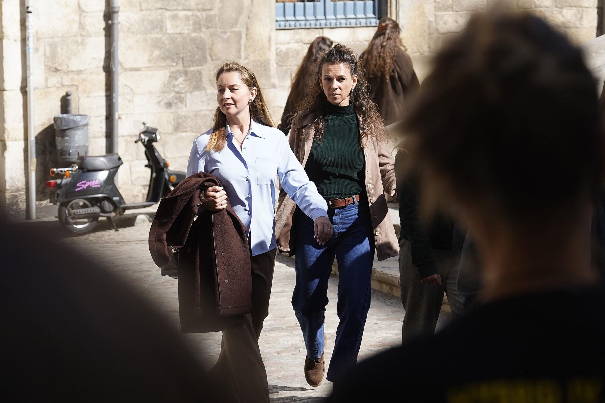 Los Javis roden entre turistes i curiosos a les escales de la catedral