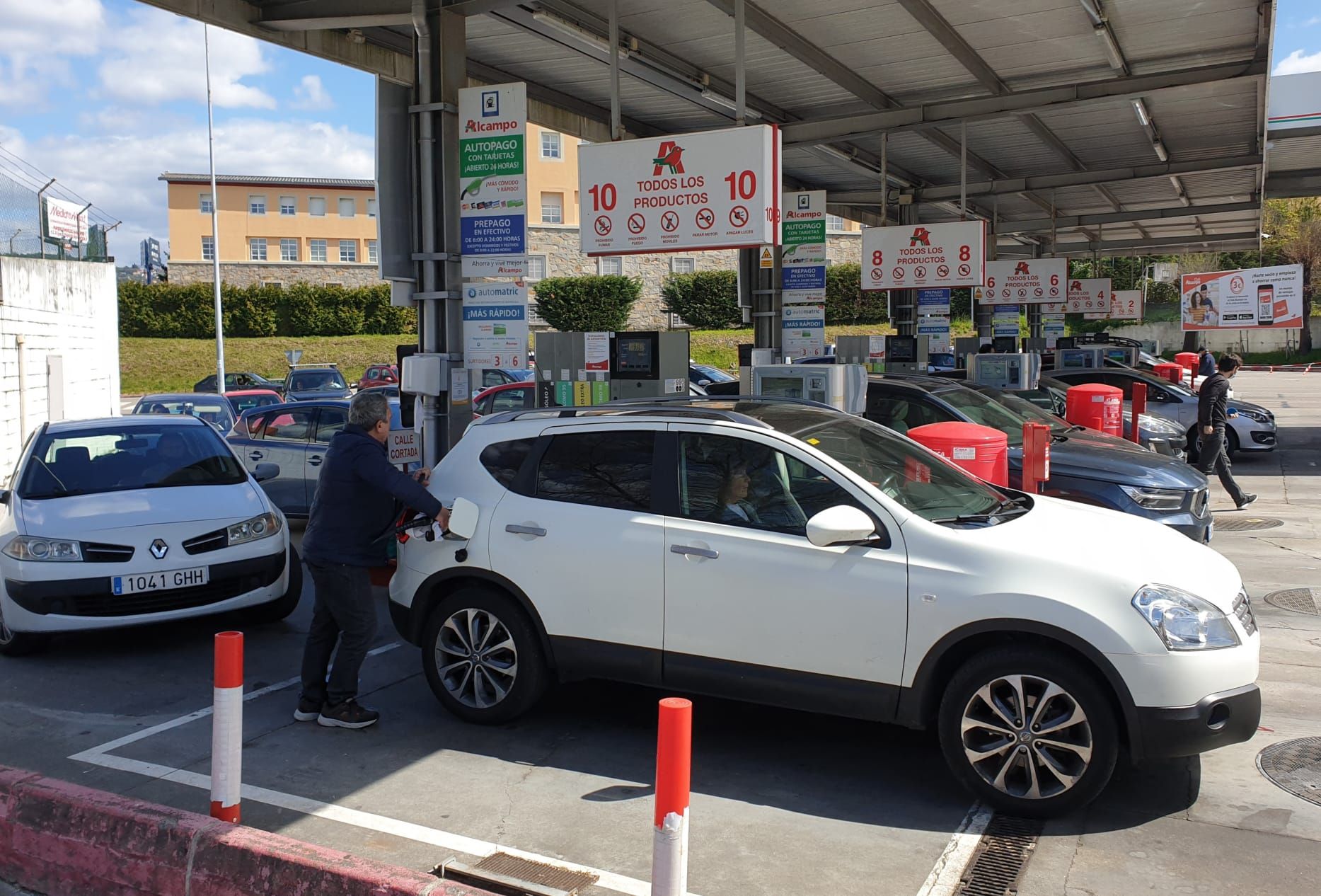 Colas en las gasolineras el primer día del bono al combustible