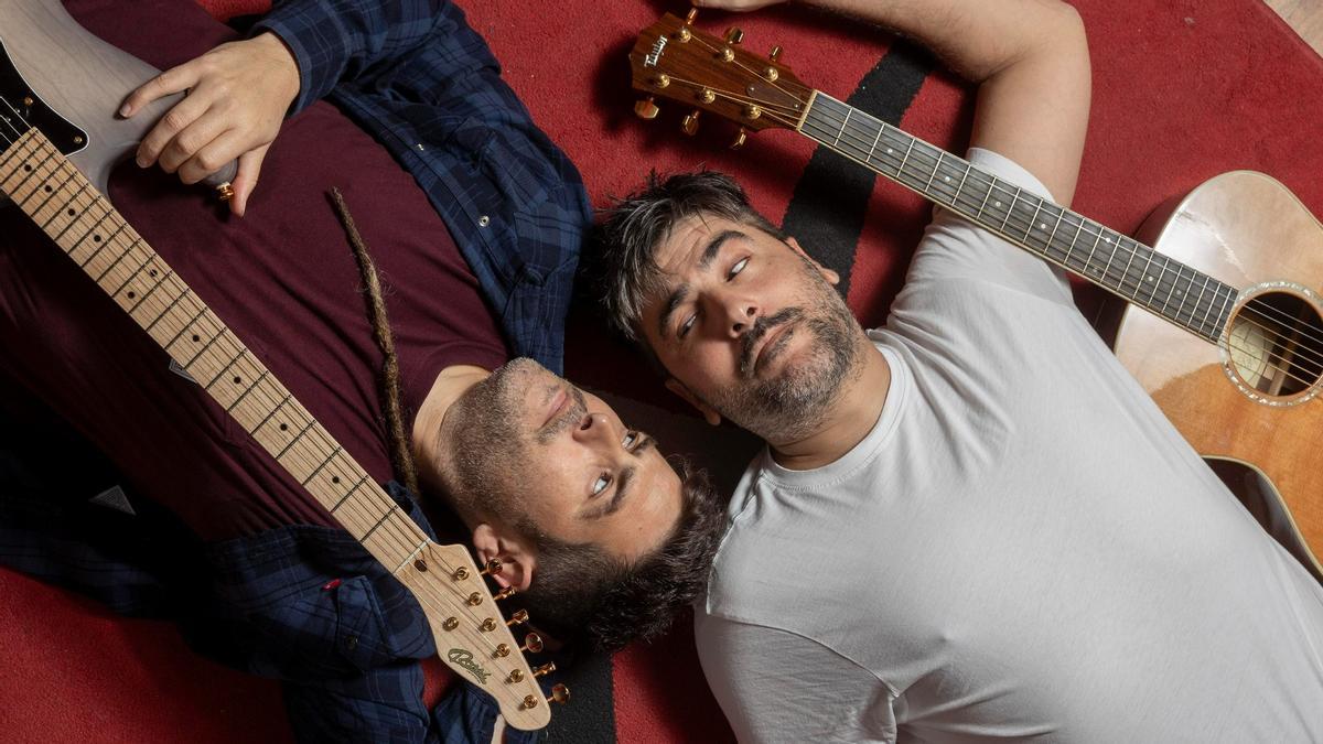 Jose y David Muñoz, Estopa, en el suelo de su estudio de grabación, este 28 de noviembre