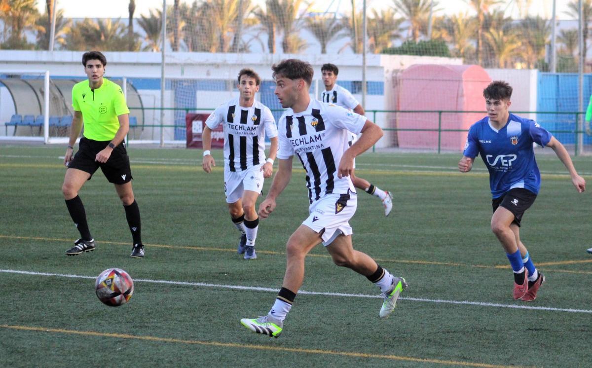 El Castellón B se reencontró con el triunfo tras derrotar con claridad al Castellonense en el Marquina.