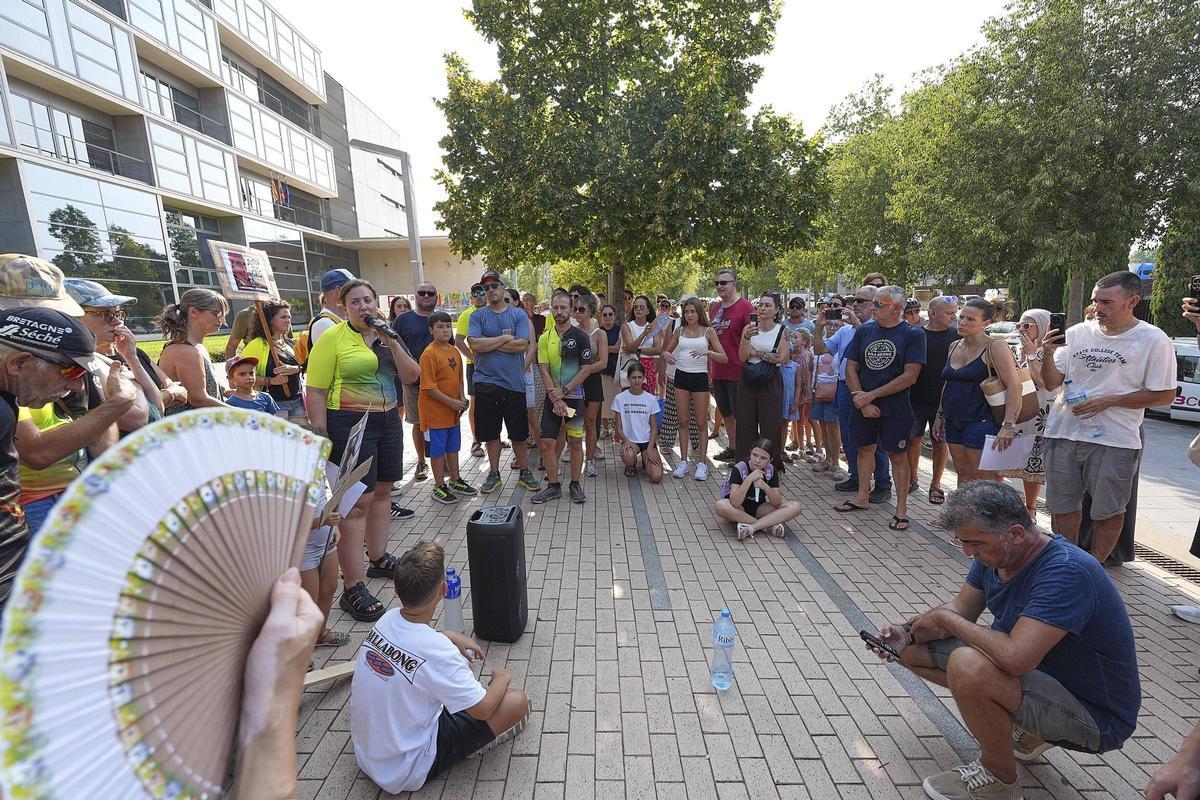 Les imatges de la concentració de rebuig a la condemna pel conductor que va matar una ciclista als Àngels