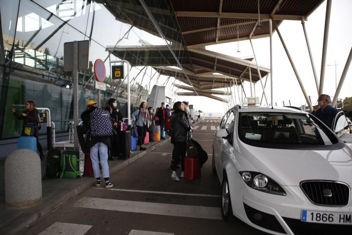 Los viajeros de Londres llegan al aeropuerto de Zaragoza