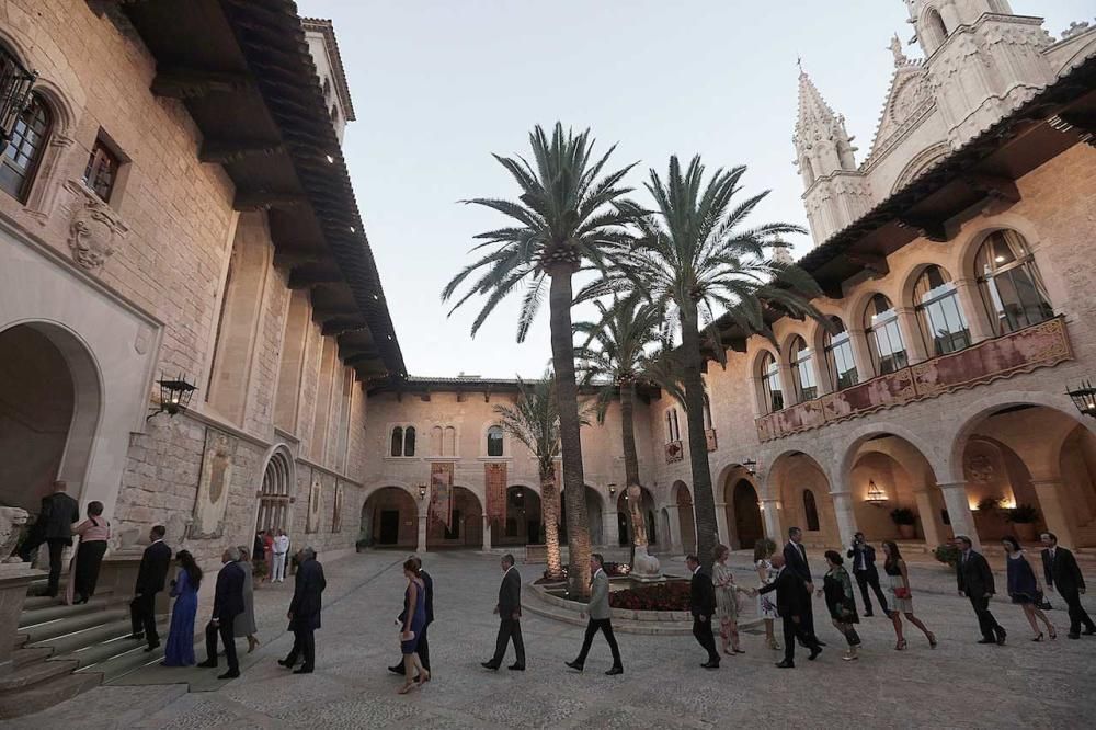 Großer Bahnhof im Königspalast Almudaina auf Mallorca: Das spanische Königspaar hat am Sonntagabend (7.8.) Vertreter aus Politik, Wirtschaft, Gesellschaft, Sport und Kultur zum traditionellen Empfang begrüßt. Mit rund 450 geladenen Gästen waren es in diesem Jahr sogar 50 mehr als vergangenes Jahr.