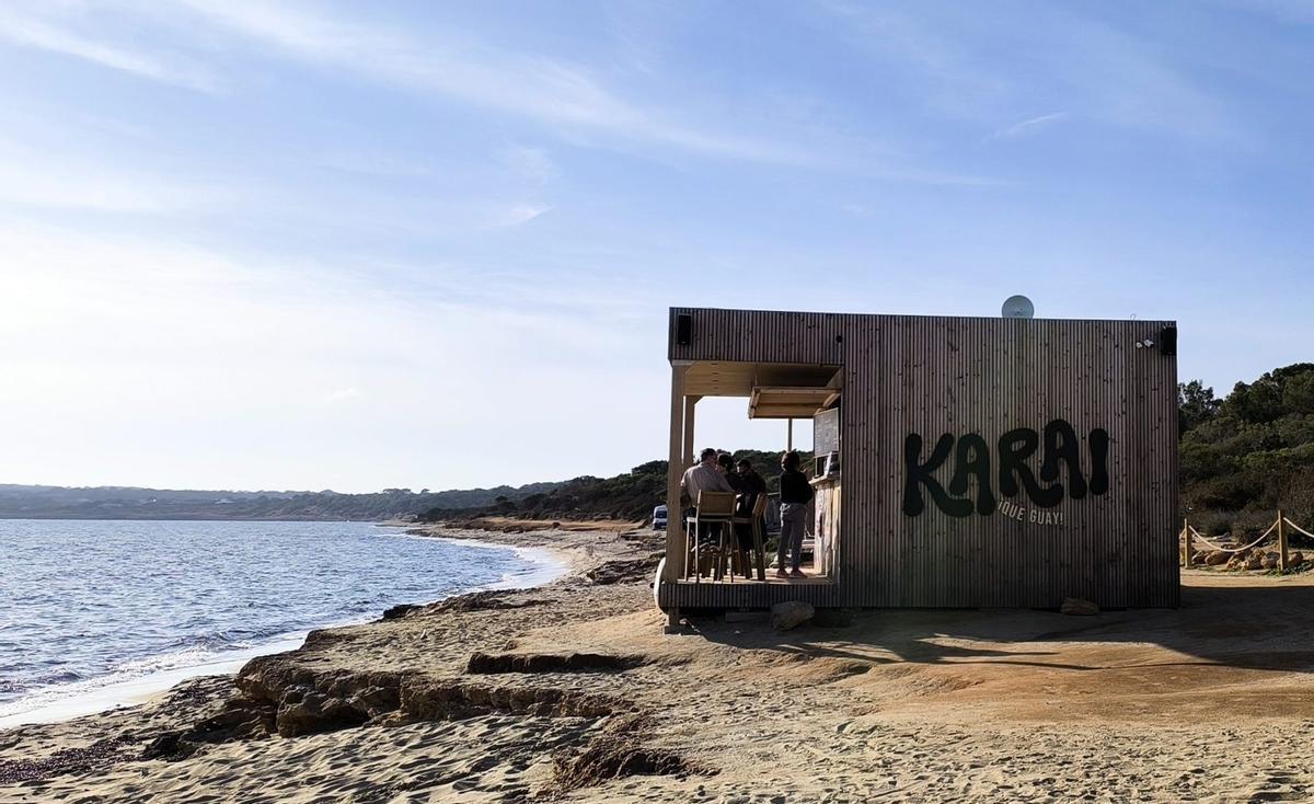 Imagen de uno de los quioscos de playa de Formentera tomada el pasado invierno.  | P.M.V.