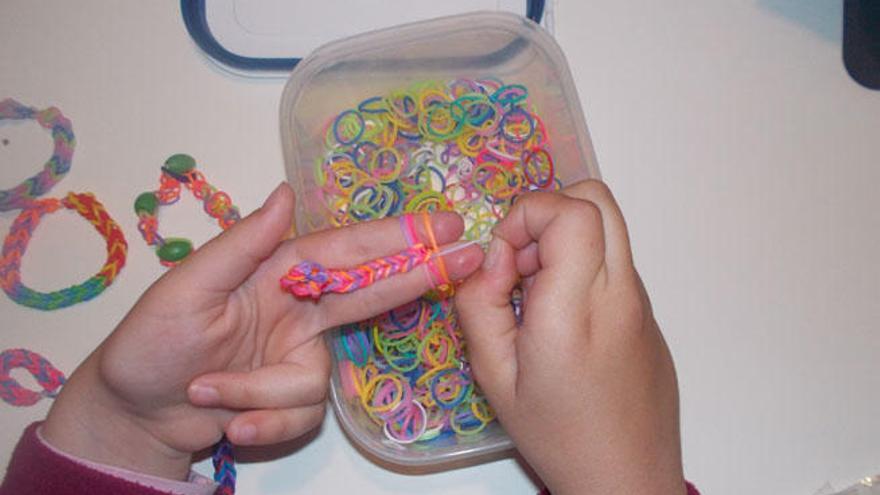 Cómo hacer pulseras de gomitas con los dedos