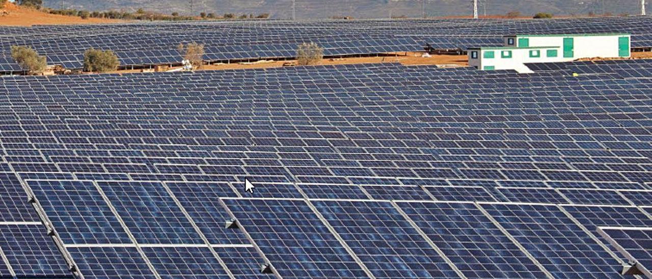 Central solar fotovoltaica de Edisun Power en Requena.