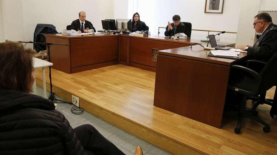 Un momento del juicio, celebrado en abril en A Coruña. El fiscal, primero por la derecha del estrado.