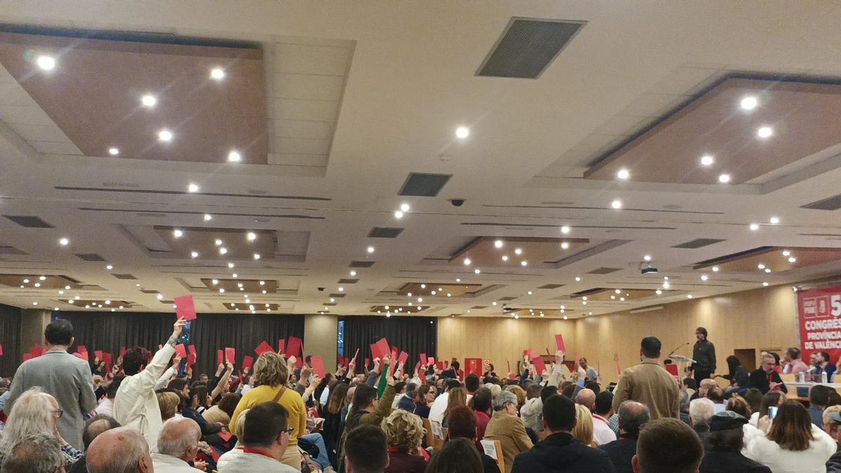 Momento en el que el plenario del PSPV de la provincia de Valencia vota la confección de la mesa.