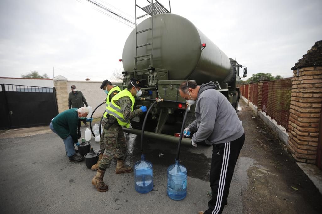 El Ejército reparte agua en las parcelaciones de Córdoba