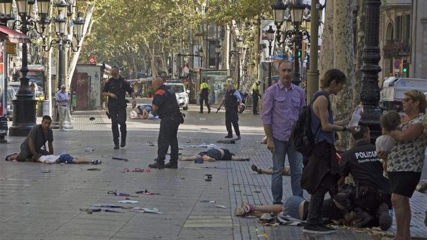 Atentado en Barcelona: al menos trece muertos y una cincuentena de heridos arrollados por una furgoneta