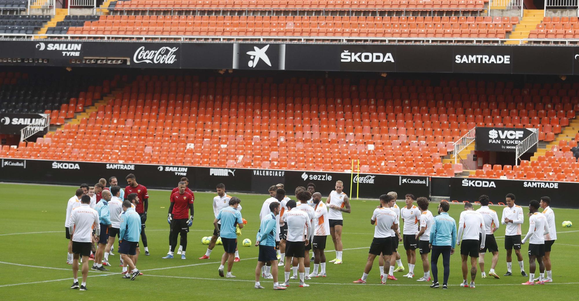 El Valencia entrena en Mestalla antes del partido frente al Villarreal