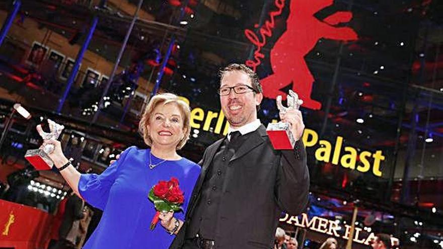 La actriz Ana Brun y el director Marcelo Martinessi posa con el Oso de Plata, en la Berlinale de 2018.