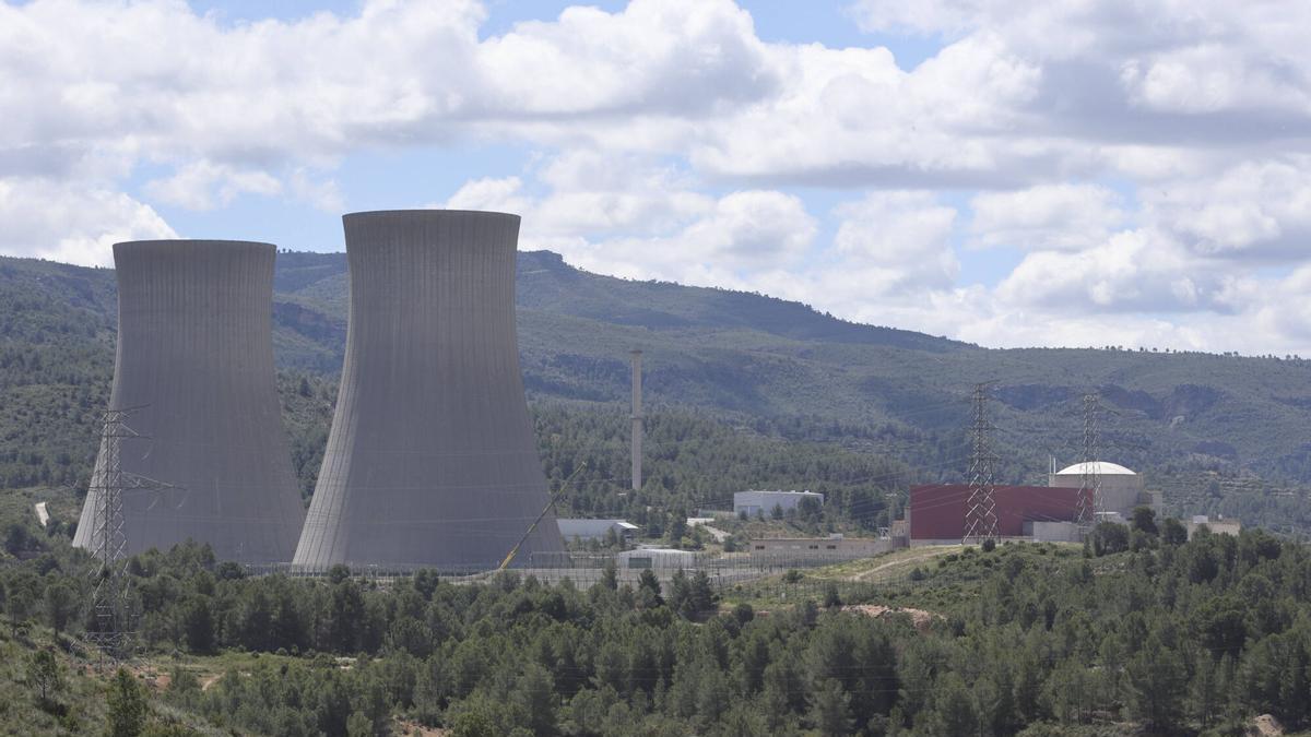 Vista general de la central nuclear de Cofrentes con sus dos torres de refrigeración al frente