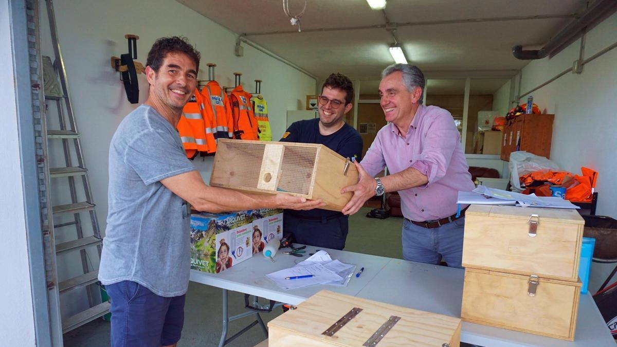 Entrega de trampas para serpientes a vecinos de Sant Joan.
