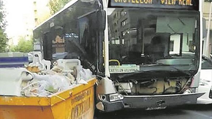 Un autobús impacta con un contenedor en Vila-real
