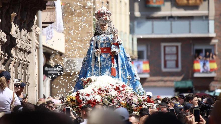 La devoción guía a la Fuensanta en su emotiva vuelta a casa