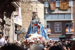 La devoción guía a la Fuensanta en su emotiva vuelta a casa