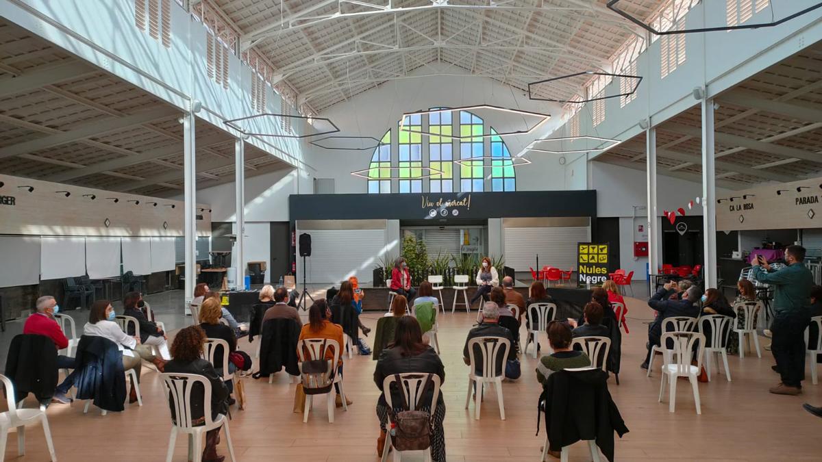 Presentación de &#039;Tres días&#039; dentro de la programación de Nules Negre, en el Mercado Municipal de la localidad.