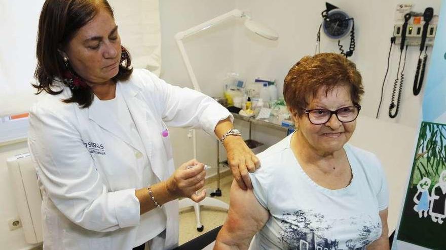 Una de las primeras mujeres en recibir la vacuna, ayer, en el centro de salud de Matamá. // Alba Villar