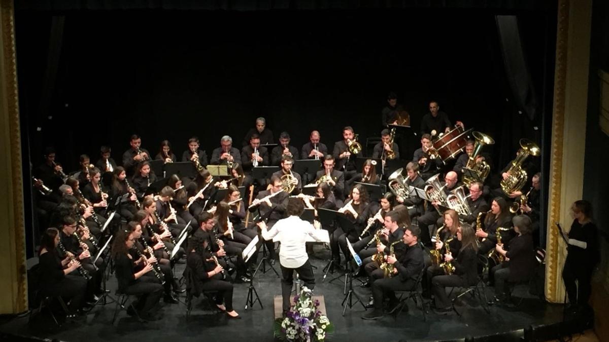 La Banda de Música La Lira en un concierto de marchas procesionales celebrado en el Latorre