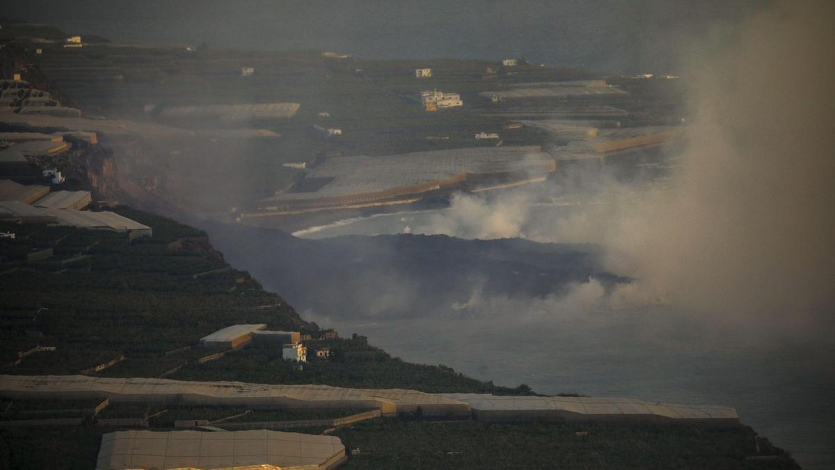 Vista aérea de la península de lava del volcán de Cumbre Vieja a su llegada al Océano Atlántico, a 28 de septiembre de 2021, en La Palma, Santa Cruz de Tenerife, Islas Canarias, (España).